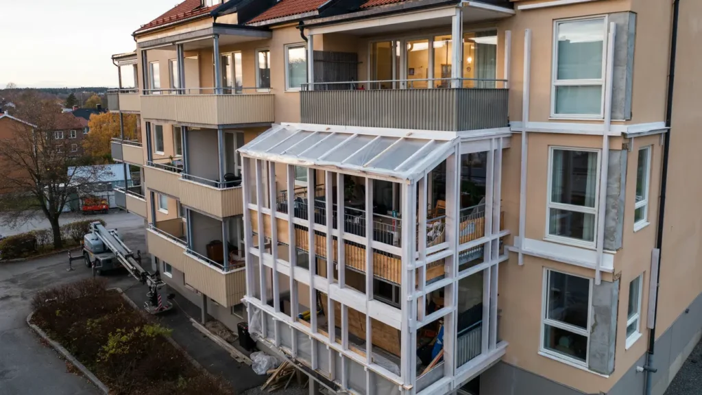 byte av balkongreglar och plasttak i steninge slottsby